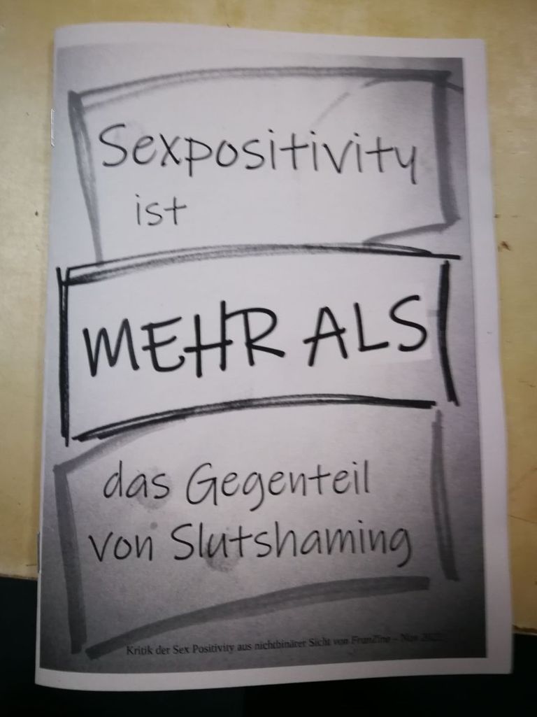 Abbildung des fertigen Zines. Auf der Titelseite steht "Sexpositivity ist mehr als das Gegenteil von Slutshaming".